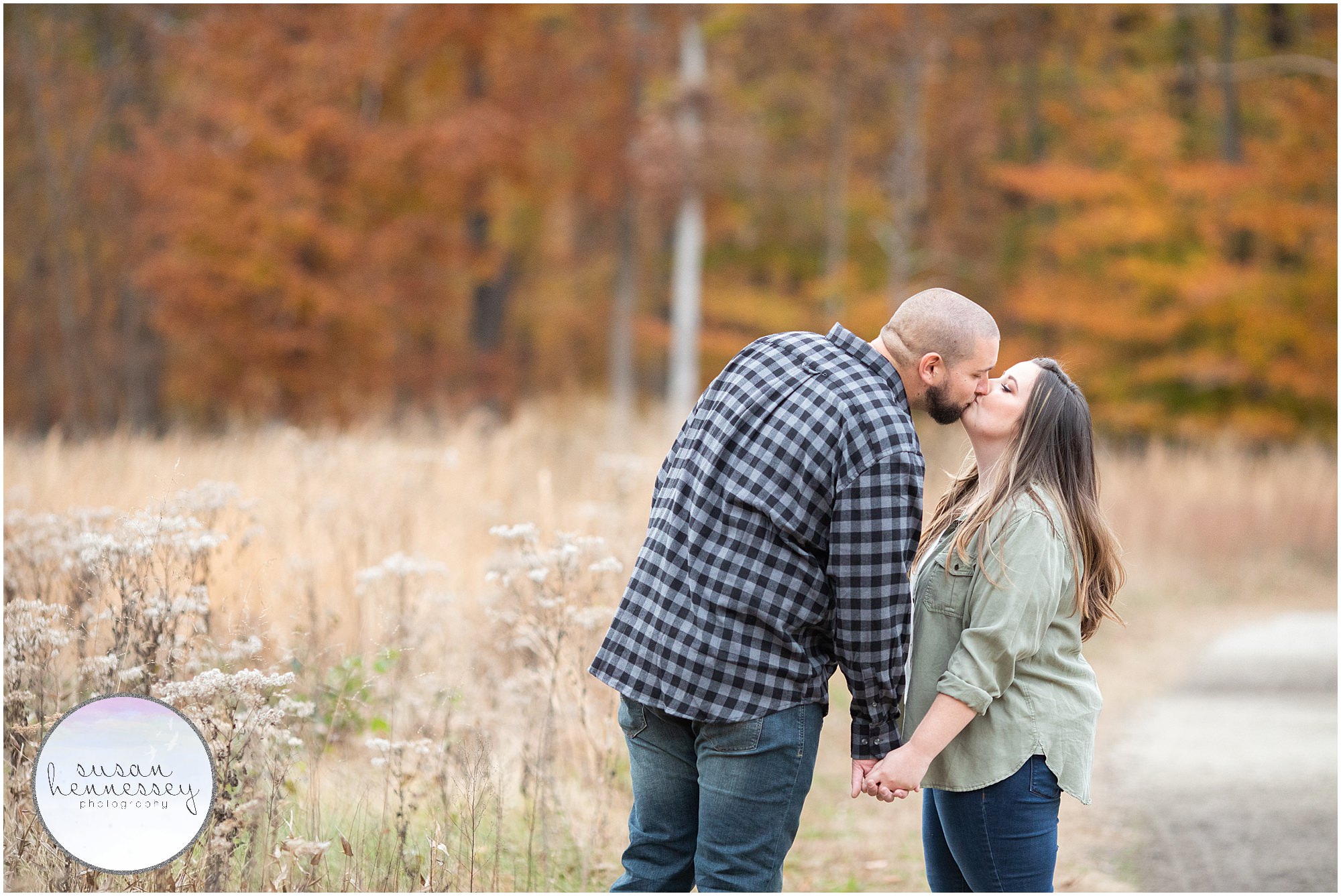 A fall engagement session at Smithville Park