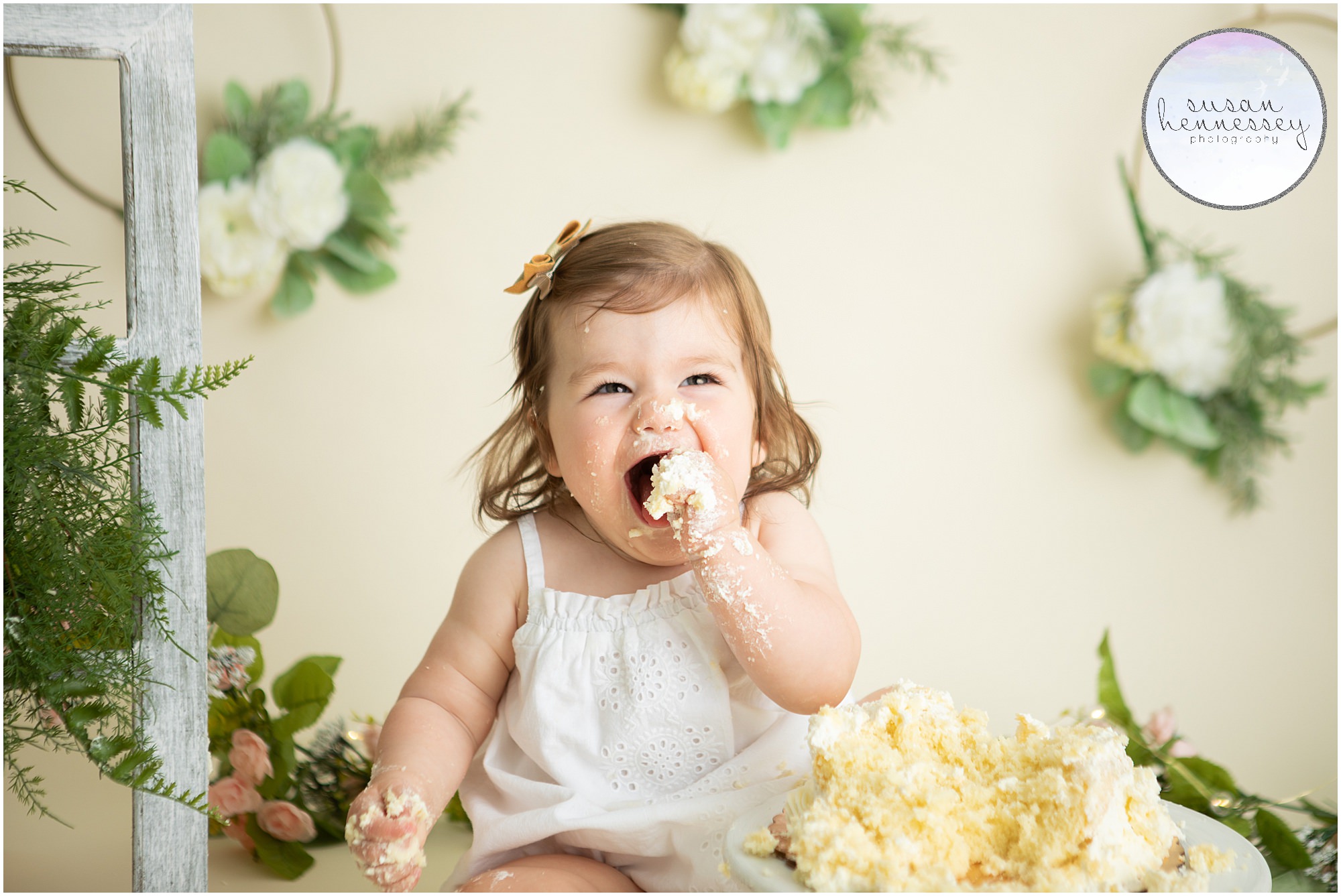 Baby girl laughs at Cake Smash Session
