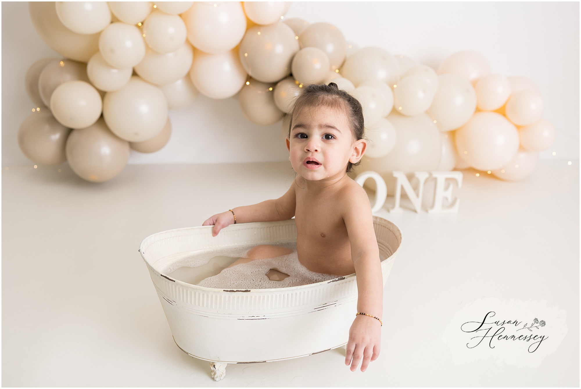 Fun splash tub at the end of Shyam's neutral cake smash session